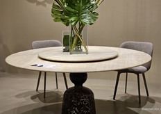 Tafel van GHIDINI 1961 met een opvallend marmeren onderstel.